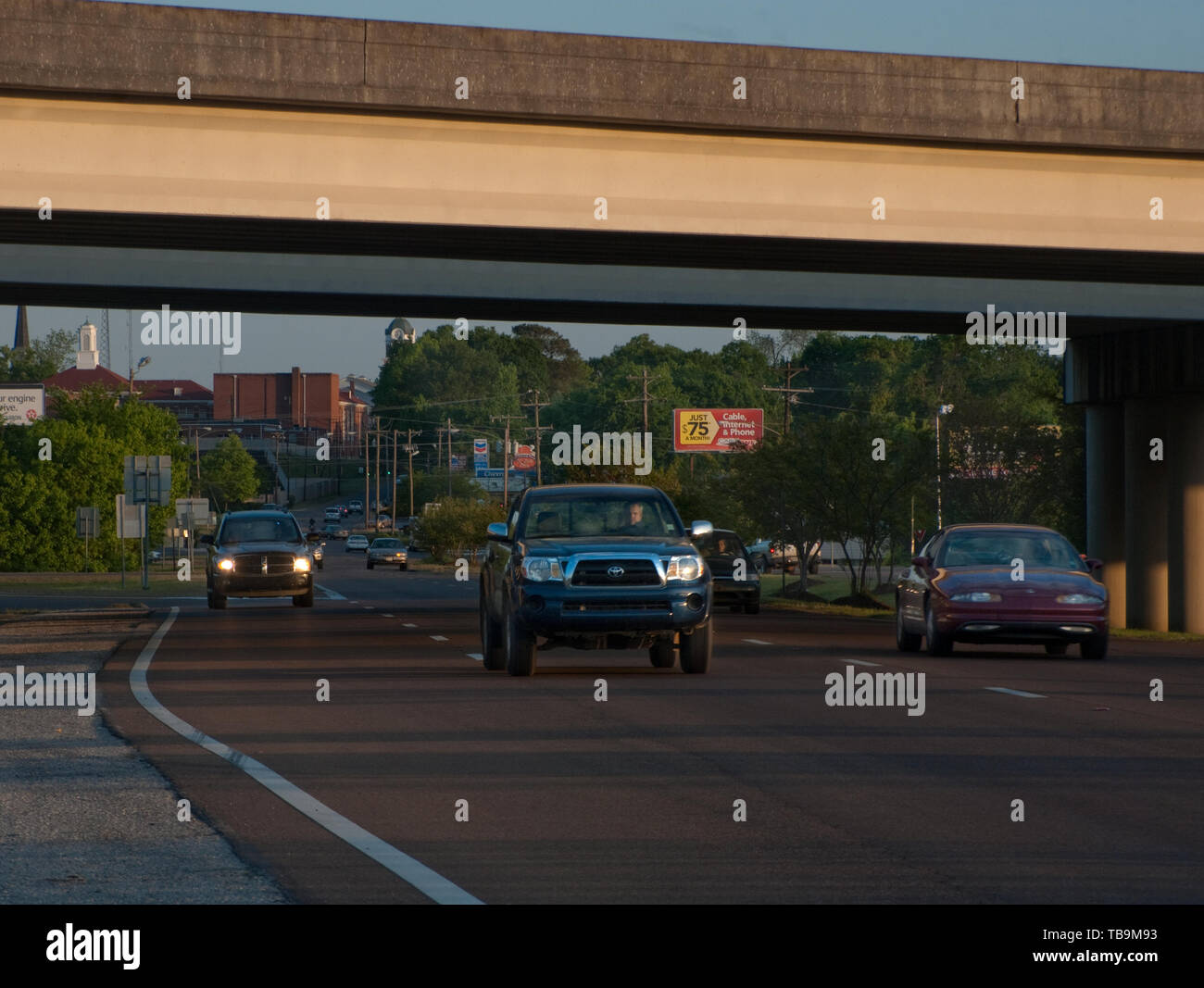 Verkehr bewegt sich Hwy. 45 Norden in​ Columbus, Mississippi, 20. April 2010. Stockfoto