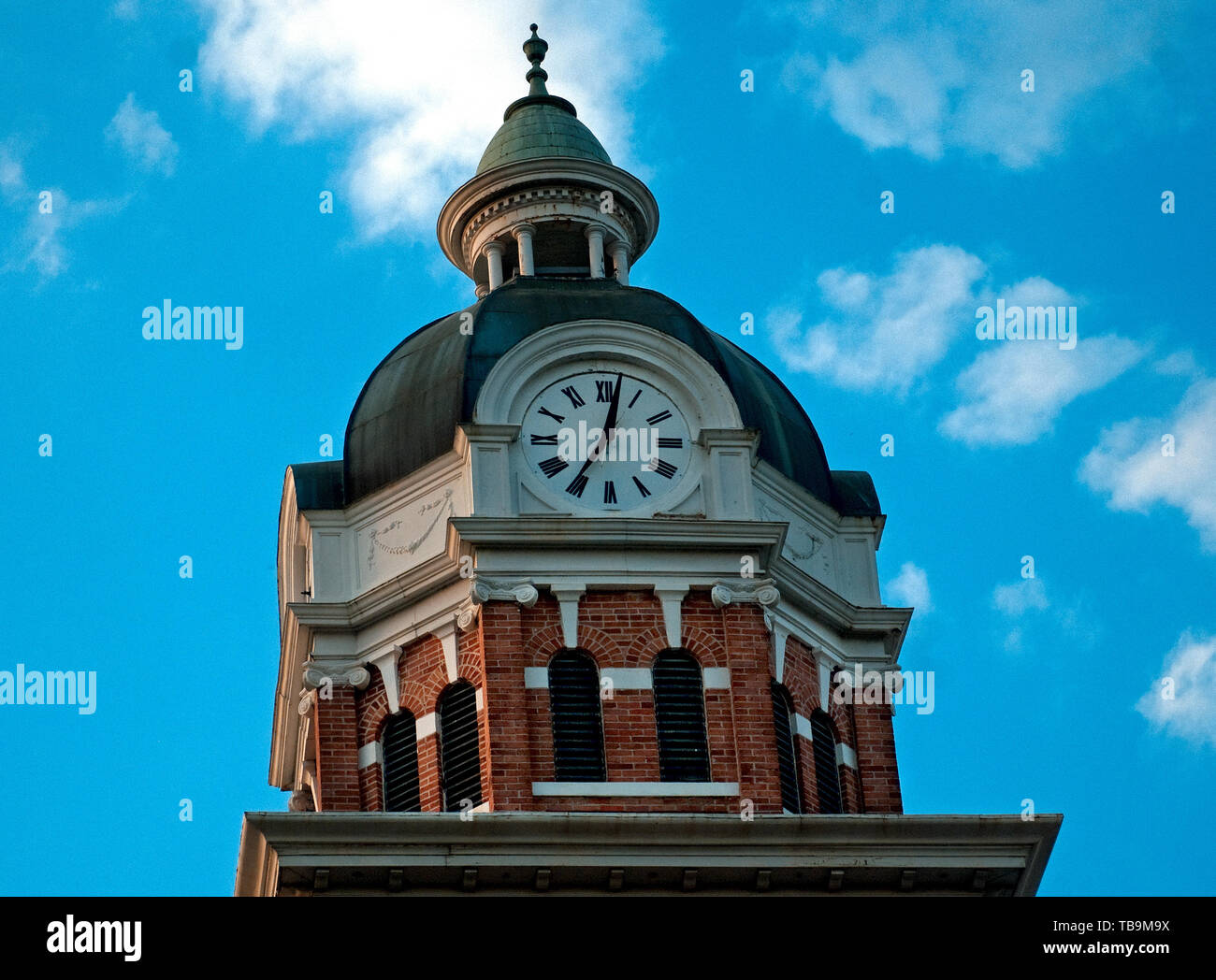Der Glockenturm der Lowndes County Courthouse zeigt die Zeit an, in der Innenstadt von Columbus, Mississippi, 20. April 2010. Stockfoto