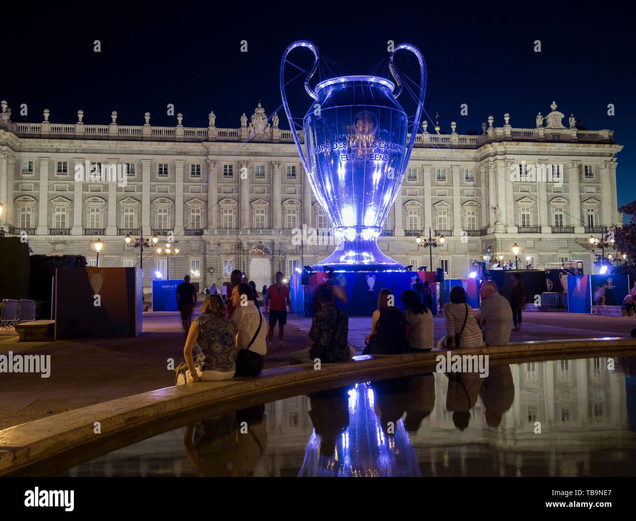 Copa de Europa (Champions League) hinchable Frente al Palacio Real de Madrid. España Stockfoto