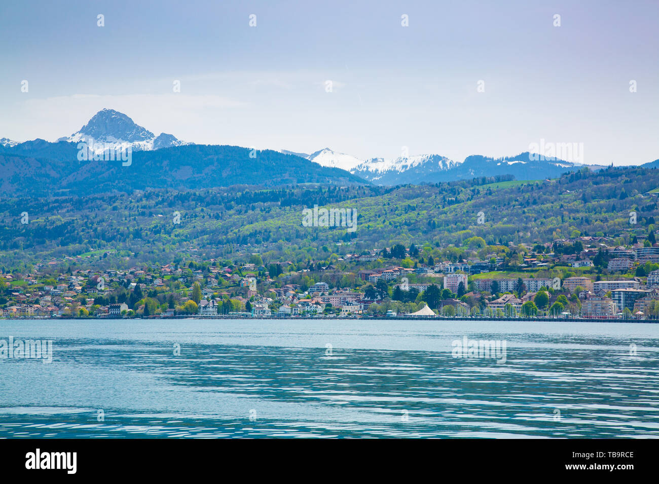 Genfer See und Evian-les-Bains Stadt im Hintergrund in Frankreich Stockfoto