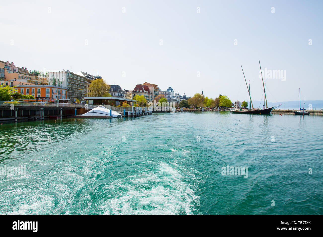 Imege von Evian-les-Bains Stadt Port in Frankreich von der Fähre am Genfer See genommen Stockfoto
