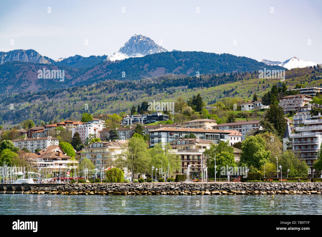Genfer See und Berge in Evian-les-Bains Stadt in Frankreich Stockfoto