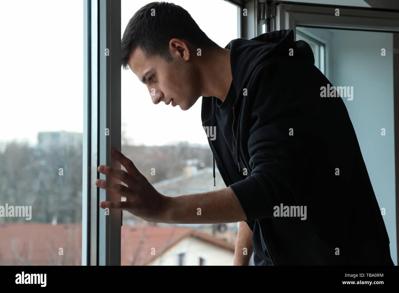 Aus dem fenster springen Fotos und Bildmaterial in hoher Auflösung