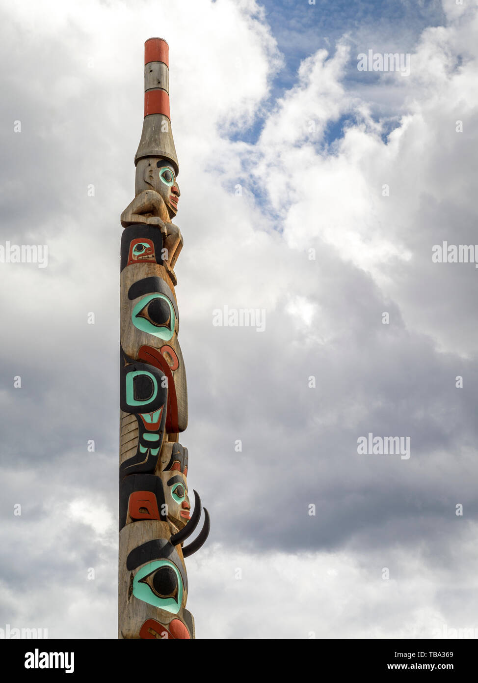 Low Angle View von zwei Brüdern Totem Pole, Connaught Drive, Jasper National Park, Jasper, Alberta, Kanada Stockfoto