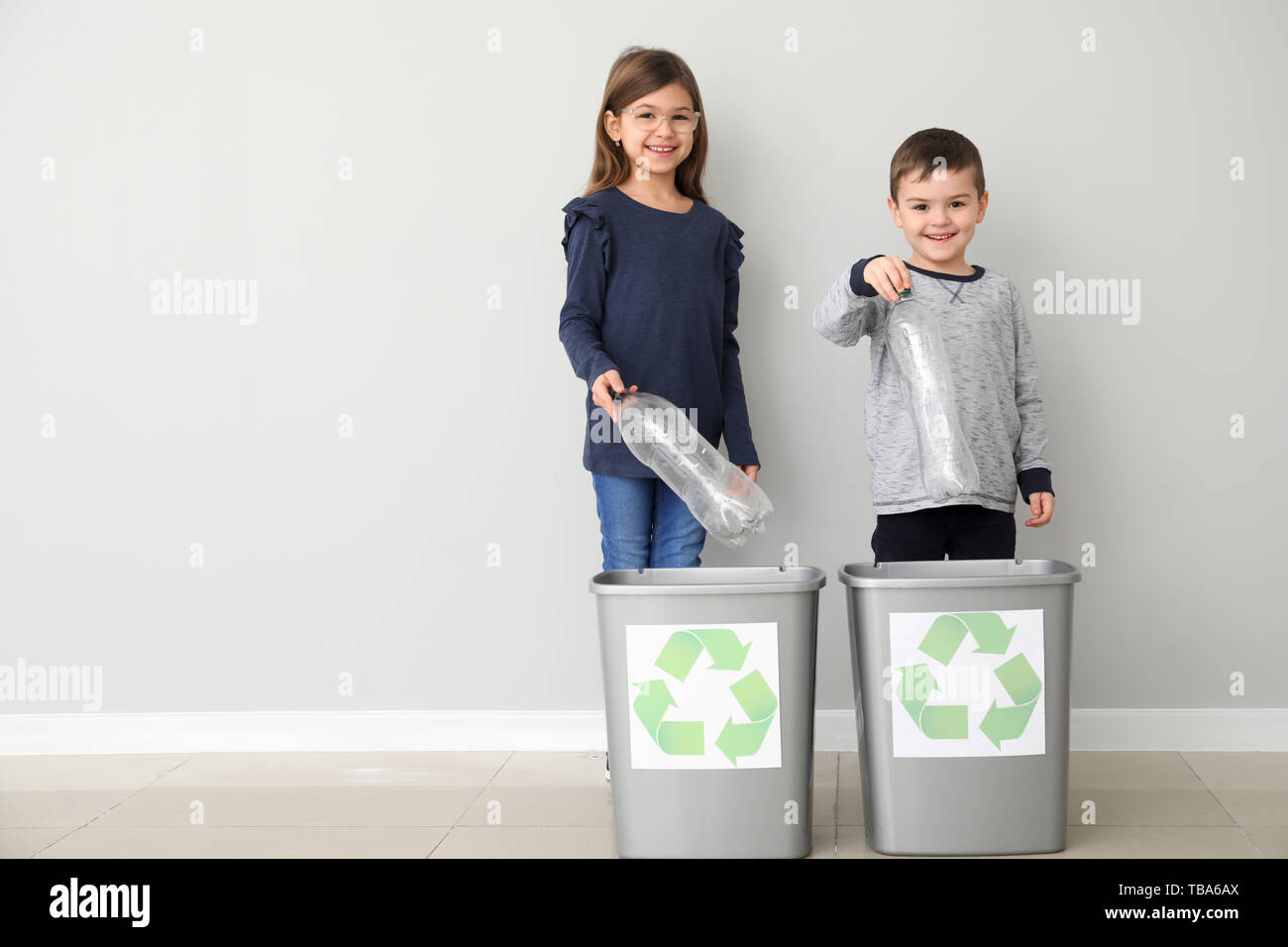 Kinder Müll in den Mülleimer in der Nähe von Licht an der Wand. Recycling  Konzept Stockfotografie - Alamy