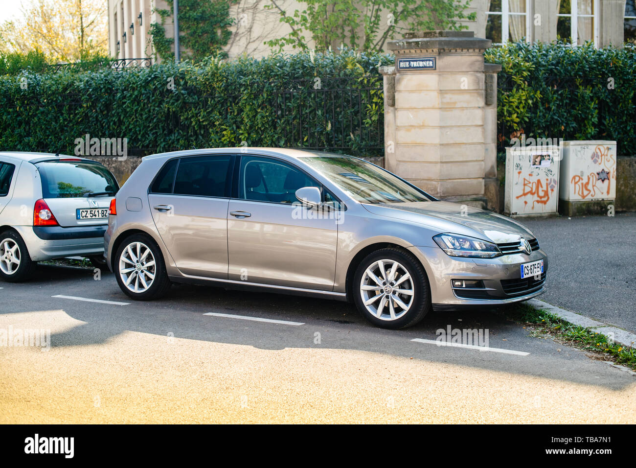 Straßburg, Frankreich - Apr 8, 2017: Grau Volkswagen Golf Auto geparkt auf der Rue Trubner in Straßburg an einem sonnigen Tag Stockfoto