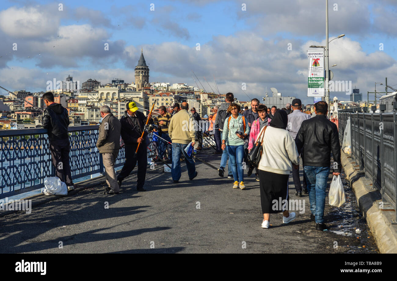 Istanbul, Türkei - 28.September 2018. Menschen gehen auf die Galata Brücke in Istanbul, Türkei. Aus dem 19. Jahrhundert, die Brücke hat in der türkischen Literatur empfohlene Stockfoto