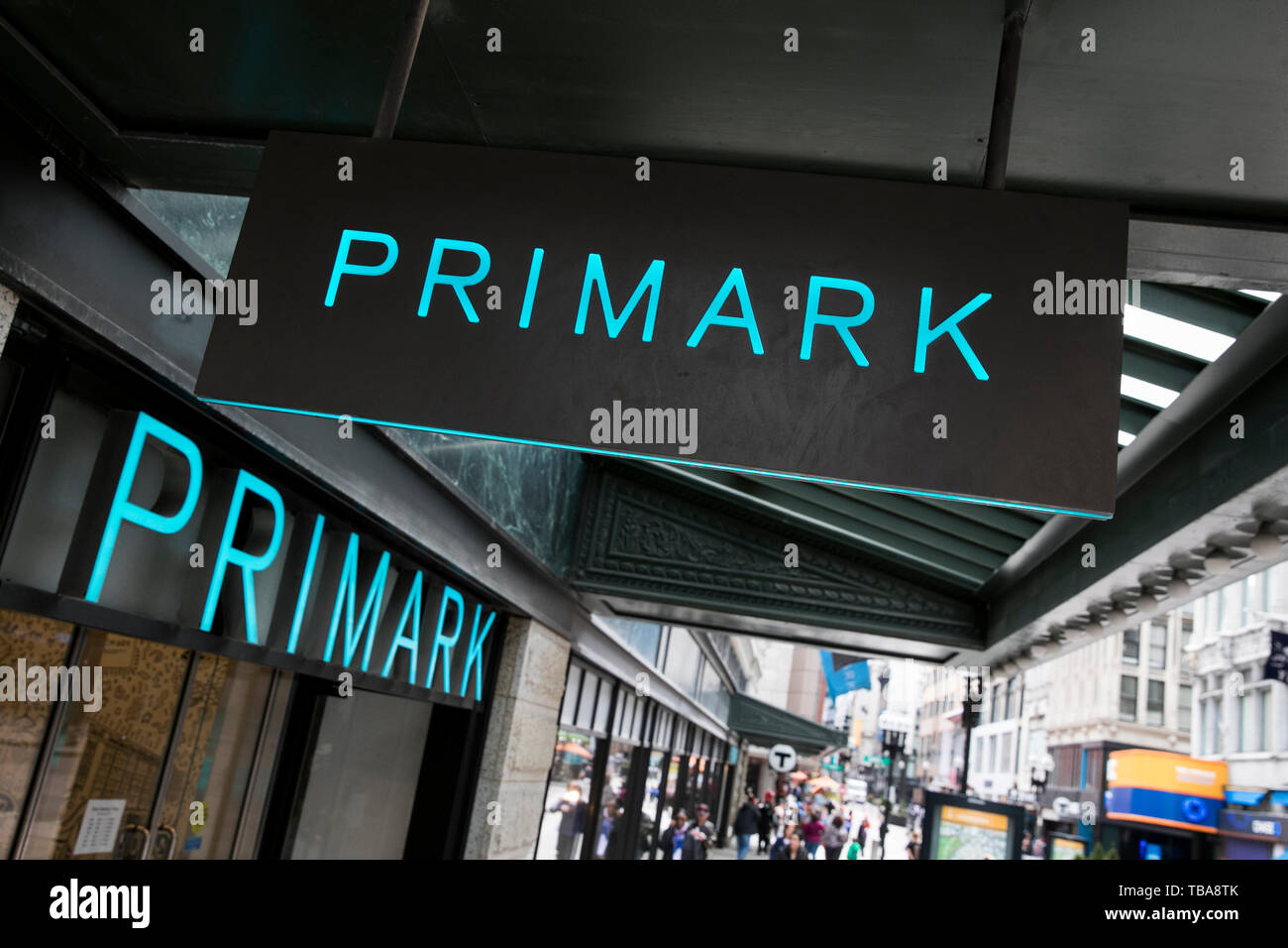 Ein logo Zeichen außerhalb eines Primark Store in Boston, Massachusetts am 29. April 2019. Stockfoto