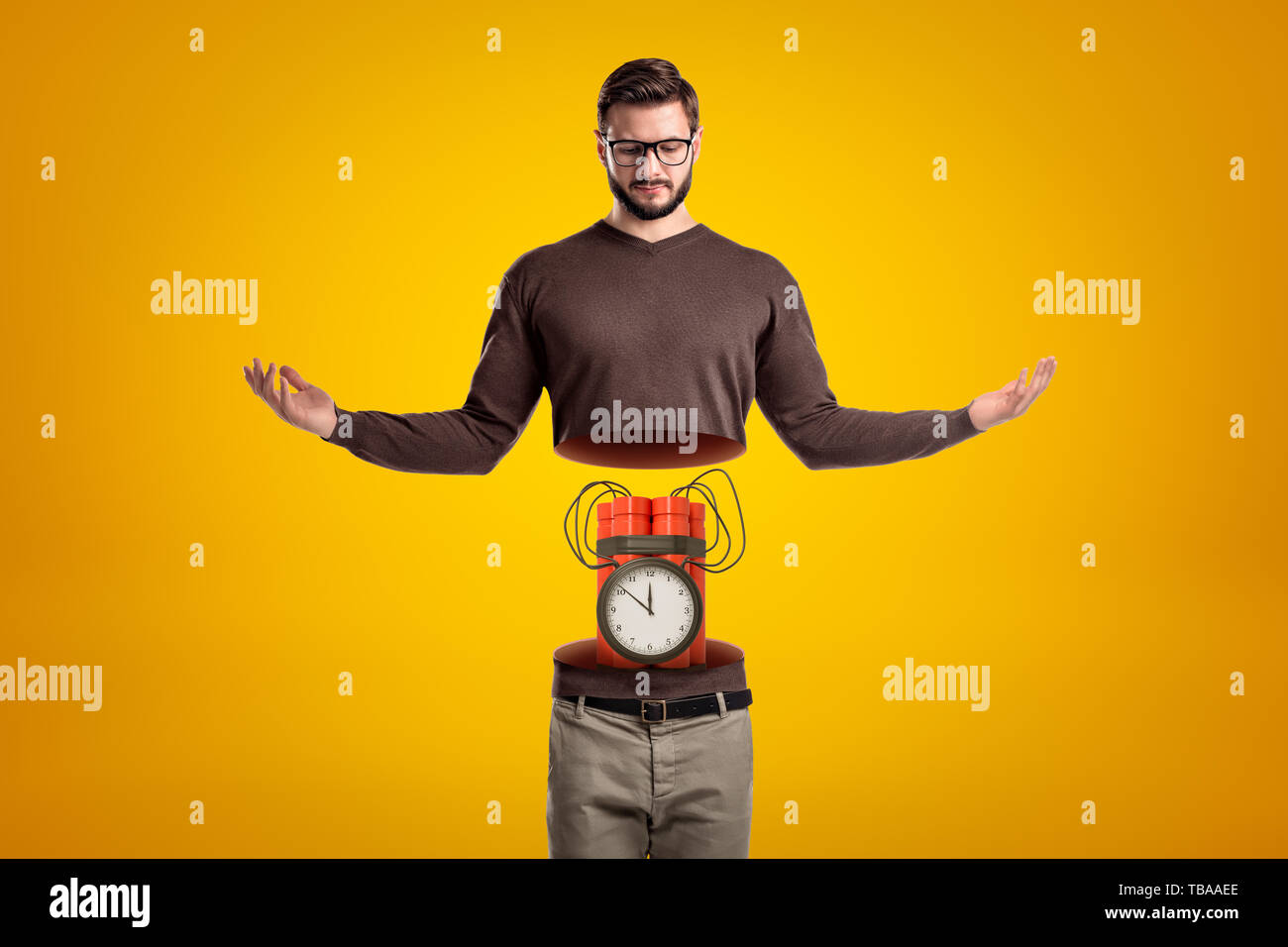 Junger Mann in Freizeitkleidung in die Hälfte geschnitten mit großen roten Dynamite Stick Zeitbombe im Inneren auf gelbem Hintergrund Stockfoto