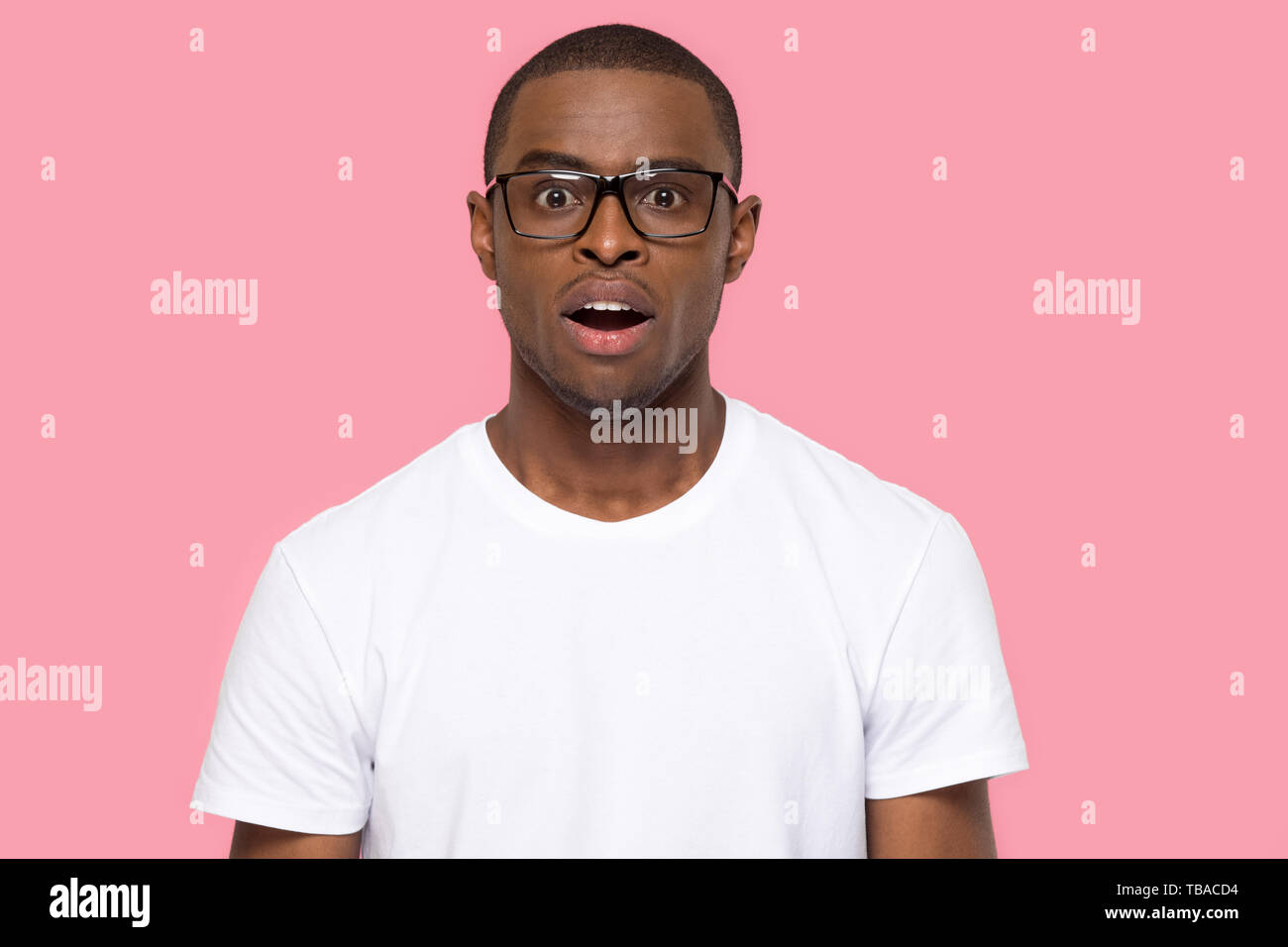 Erstaunt afrikanischen Lustige männliche Brille mit Kamera suchen Stockfoto