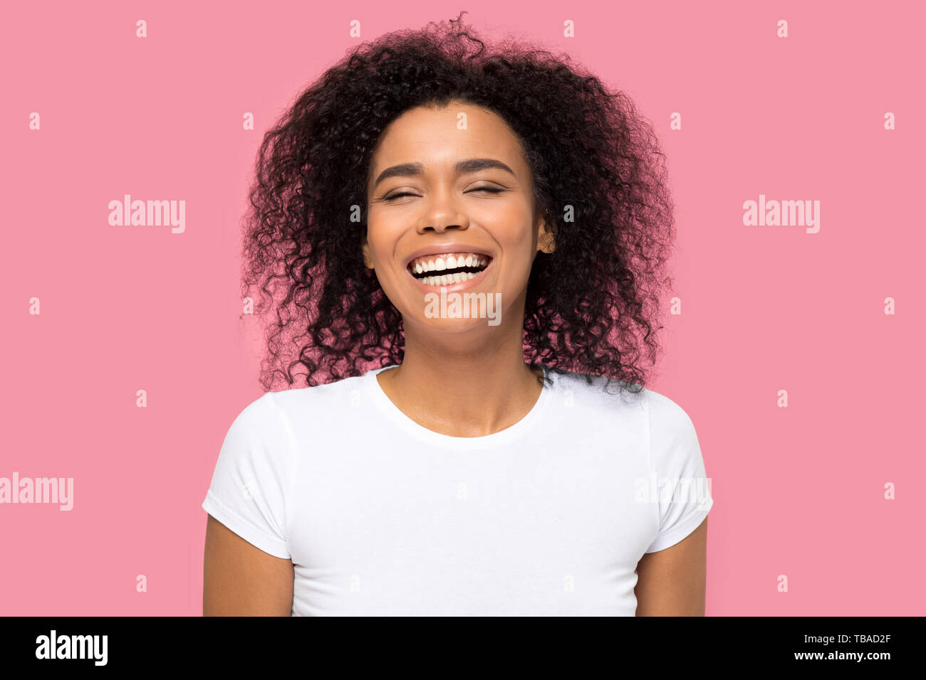 Headshot portrait Lachen afrikanische Frau auf rosa Hintergrund Stockfoto