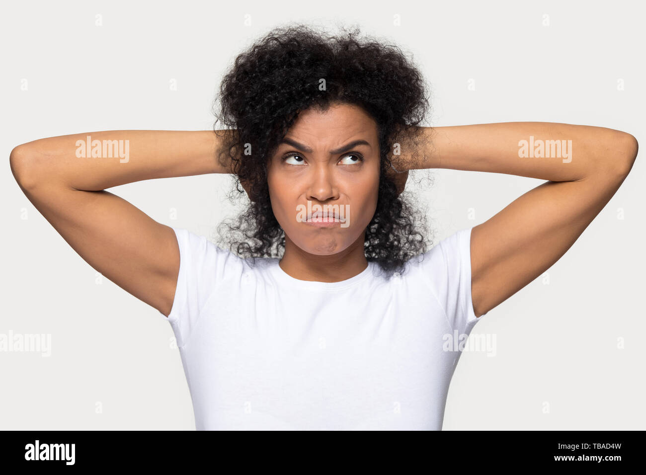 Wütend afrikanische Frau schalten Ihre Ohren mit den Händen studio Shot Stockfoto