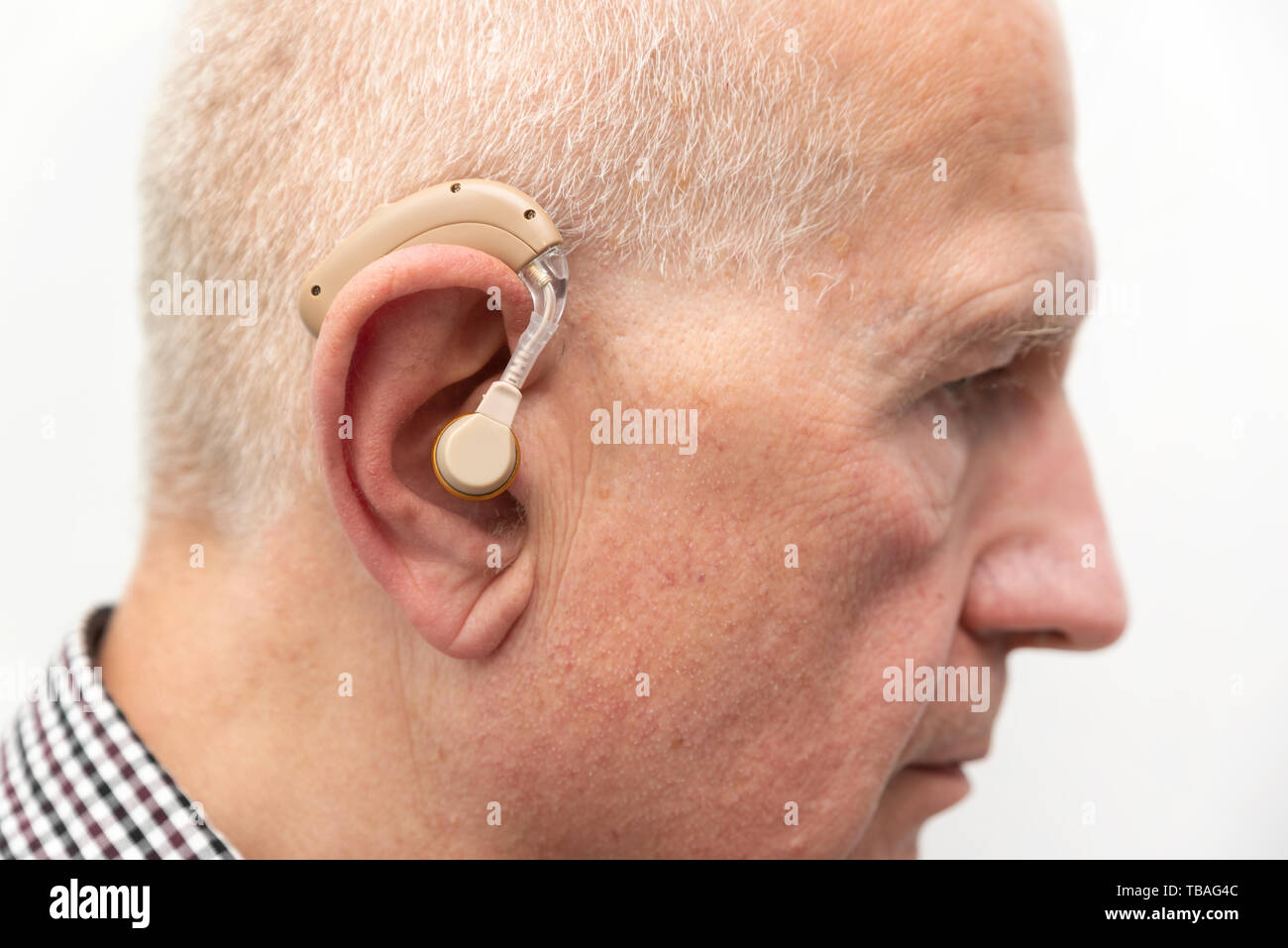Hörgerät im Ohr des gealterten alten Mann. Senior mit modernen Hörgeräten Stockfoto