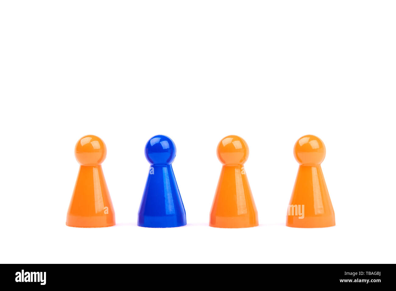 Eine Reihe von orange Spielsteine und einer unterschiedlichen und außergewöhnlichen blau Abbildung als Chefin oder Chef - auf weißem Hintergrund Stockfoto