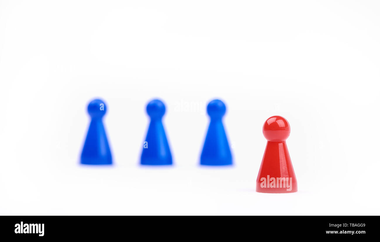 Drei unscharf blaue Spielsteine als Team und einem roten Abbildung als Führer in den Vordergrund geschärft. Closeup Foto mit selektiven Fokus auf Wh isoliert Stockfoto