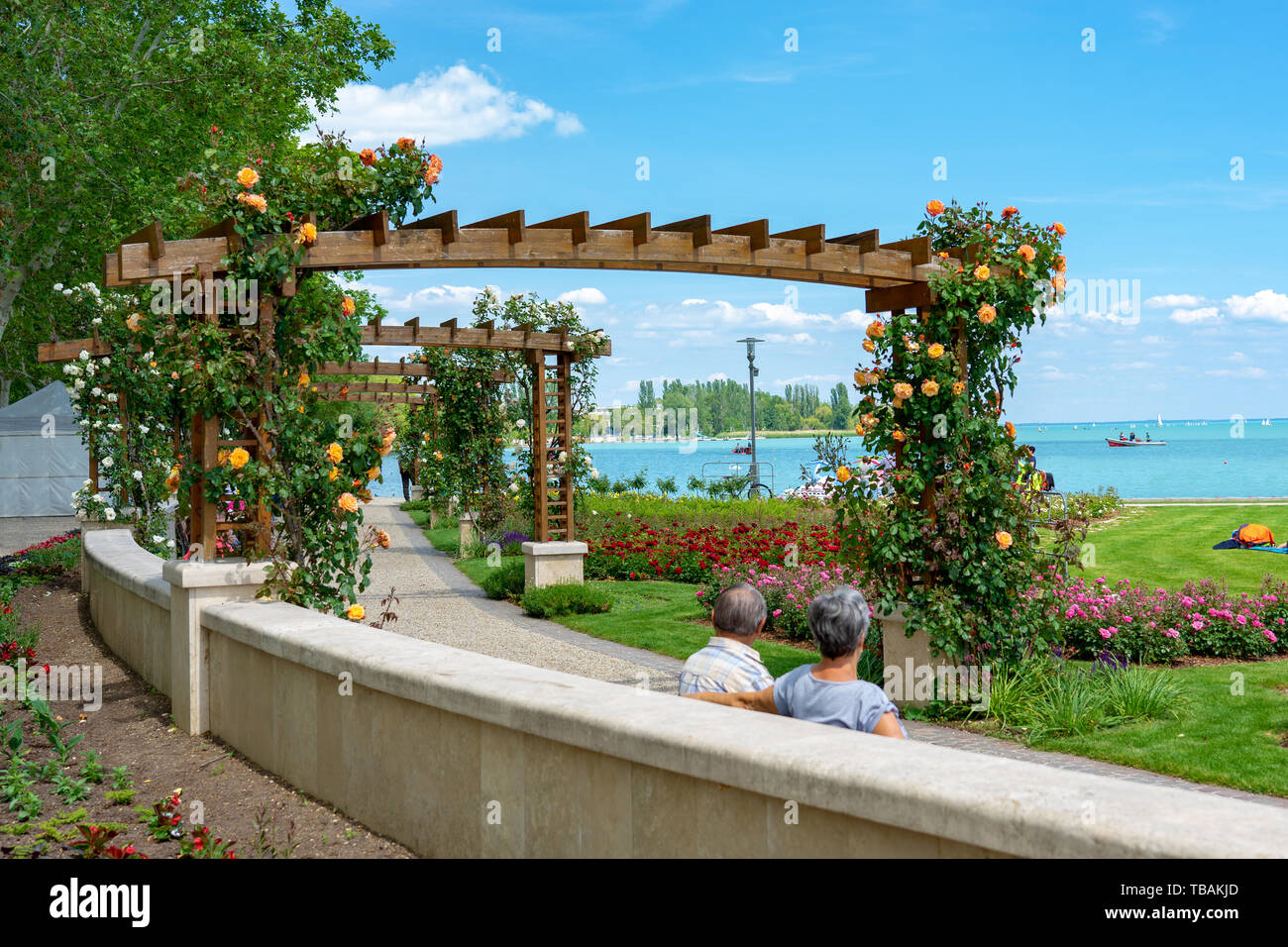 Pergola arbor Weg zum Balaton Balatonfüred, Ungarn mit einem alten Paar Stockfoto