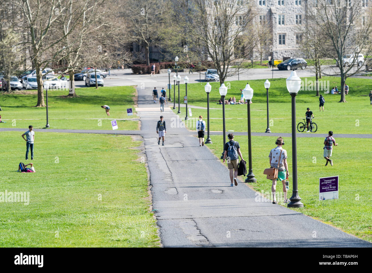 Blacksburg, USA - 18. April 2018: historische Virginia Tech Polytechnic Institute und State University College Campus mit Menschen zu Fuß auf grünem Gras Stockfoto