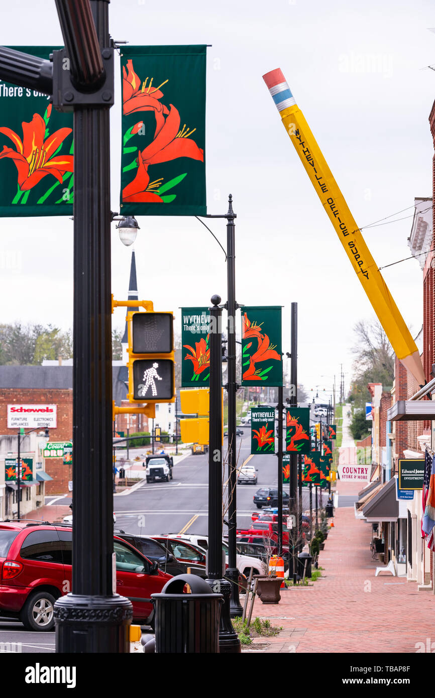 Holbox, USA - 19. April 2018: Kleine Stadt Dorf Zeichen für Bürobedarf im südlichen Virginia mit der größten big Bleistift außen am Bürgersteig Stockfoto