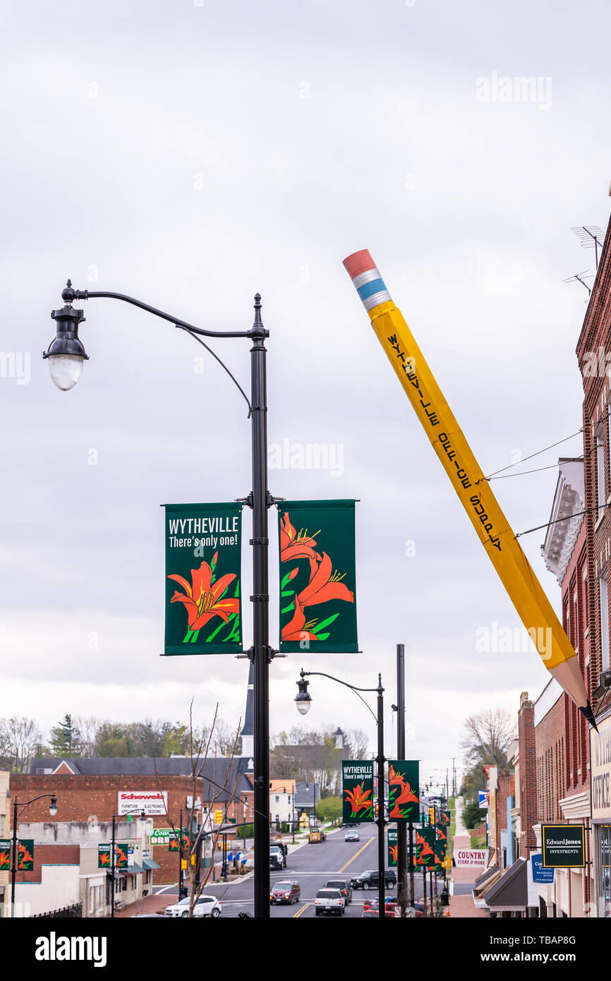Holbox, USA - 19. April 2018: Kleine Stadt Dorf Zeichen für Bürobedarf im südlichen Virginia mit Banner und größten großen Bleistift außen Stockfoto