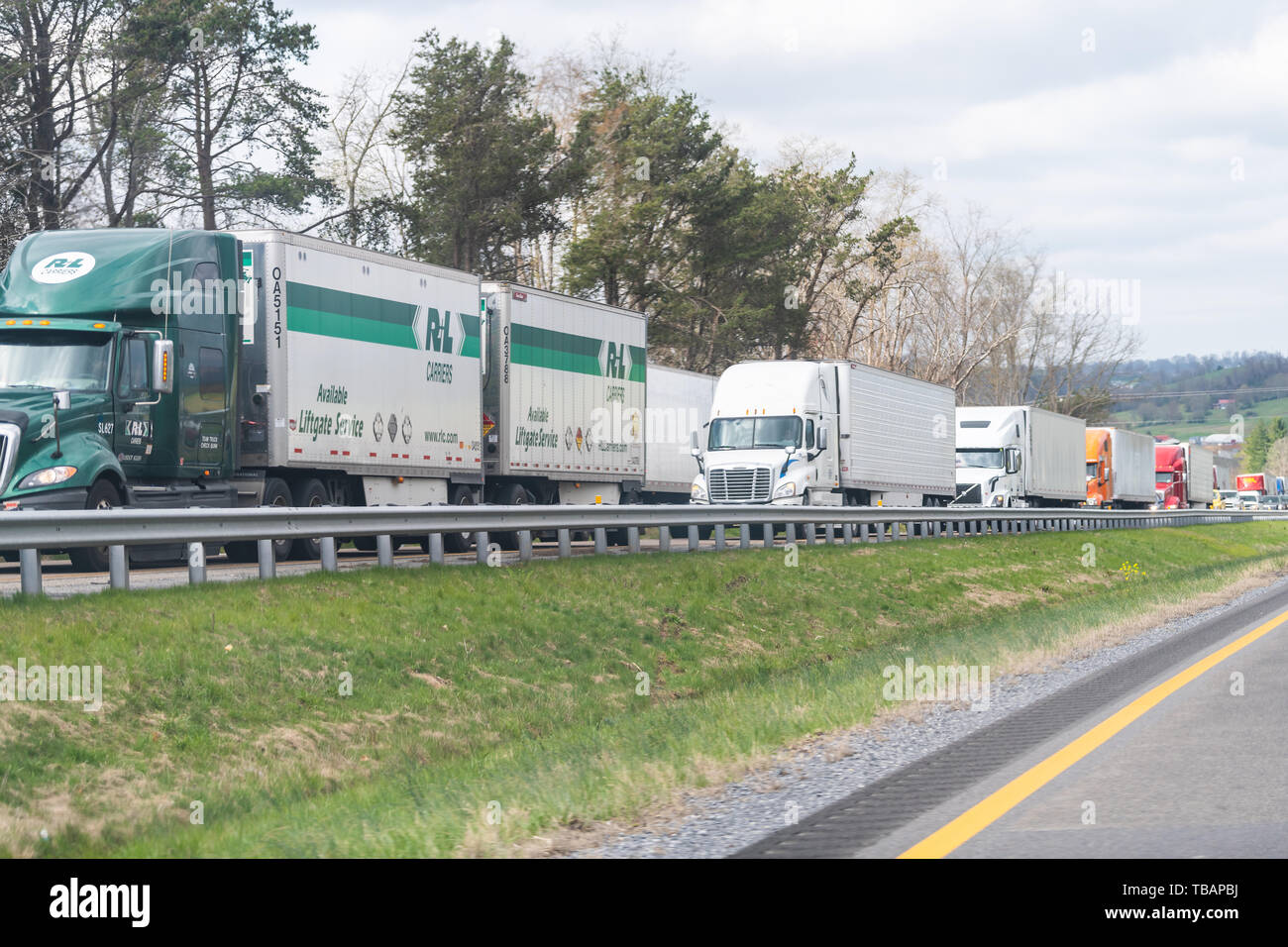 Chilhowie, USA - 19. April 2018: Lkw auf der Autobahn 81 in Virginia Fahrzeuge warten auf Frühling Tag im Stau Stockfoto