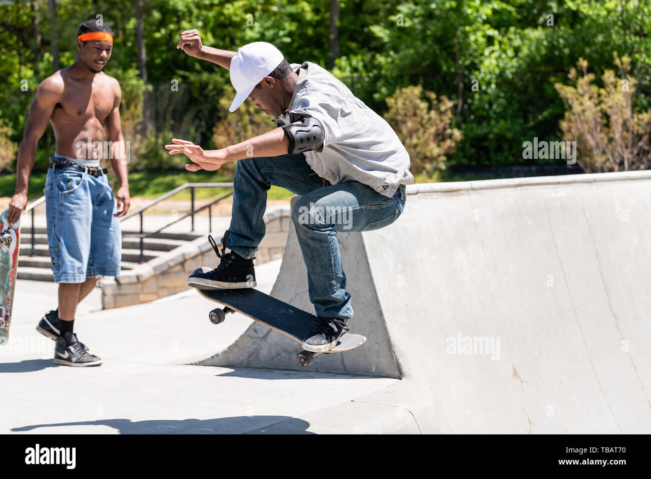 Atlanta, USA - 20. April 2018: Die vierte Station Skatepark mit Menschen in Georgien Downtown City und man Skaten an Bord Stockfoto