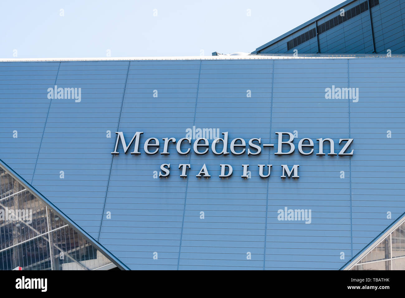 Atlanta, USA - 20. April 2018: Nahaufnahme von Zeichen für Mercedes-Benz-Stadion von außen Gebäude in Georgien Hauptstadt Stockfoto