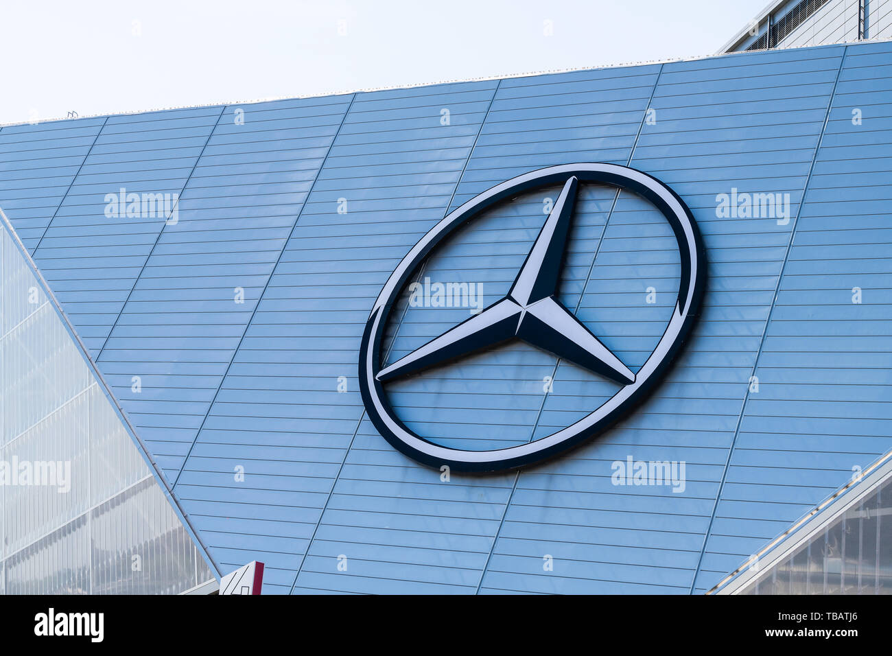 Atlanta, USA - 20. April 2018: Nahaufnahme von Zeichen logo für Mercedes-Benz-Stadion von außen Gebäude in Georgien Hauptstadt Stockfoto
