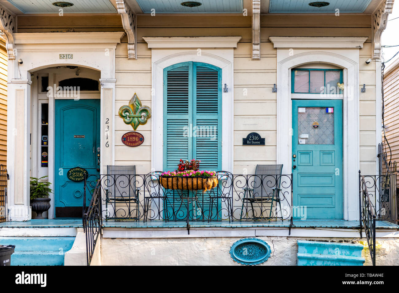 New Orleans, USA - 22. April 2018: Alte Dauphine Street District in Louisiana berühmte Stadt mit blauen Fensterläden bunt bemalte Hauswand Eingang bauen Stockfoto