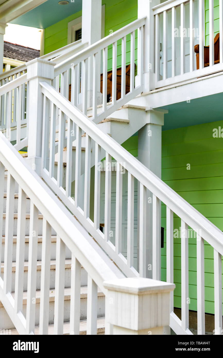 New Orleans, USA alte Dauphine Street District in Louisiana berühmte Stadt mit antiken Haus weißen Treppe zum Eingang Stockfoto