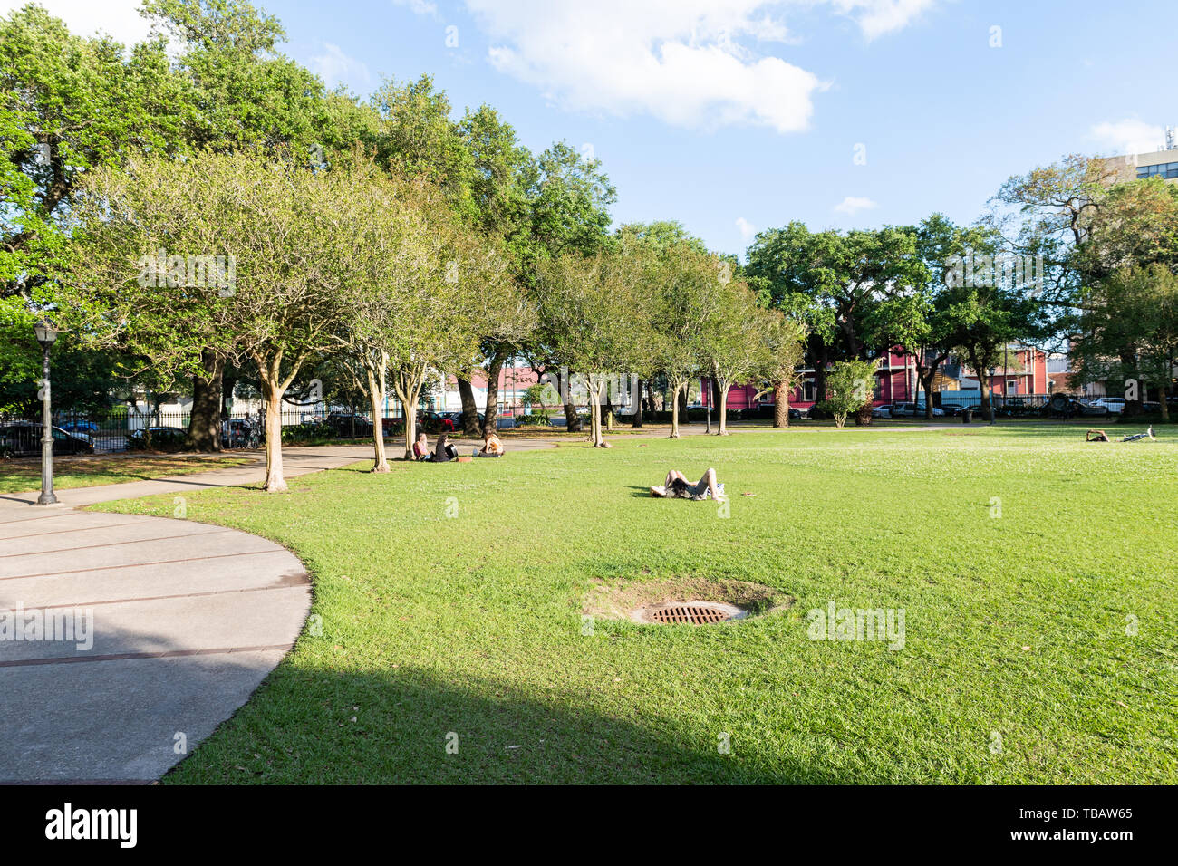 New Orleans, USA - 22. April 2018: Louisiana berühmte Stadt mit Washington Square Park auf Elysian Fields Avenue und Dauphine Street und Menschen auf dem Rasen Stockfoto