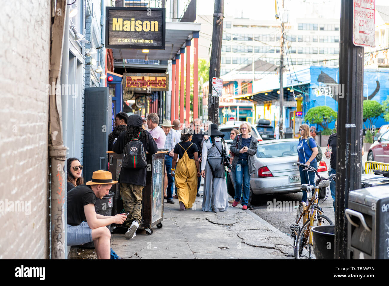 New Orleans, USA - 22. April 2018: Frenchmen Street Bürgersteig in Louisiana Stadt Stadt Gebäude mit Vorzeichen für das Südliche creole Bamboula's Restaurant und M Stockfoto