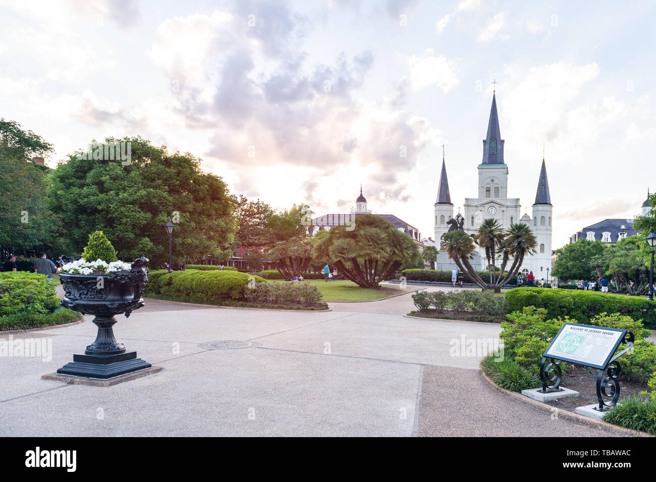 New Orleans, USA - 22. April 2018: Altstadt Louisiana Stadt mit berühmten St. Louis Kathedrale Kirche in Jackson Square Park mit Sun flare Stockfoto