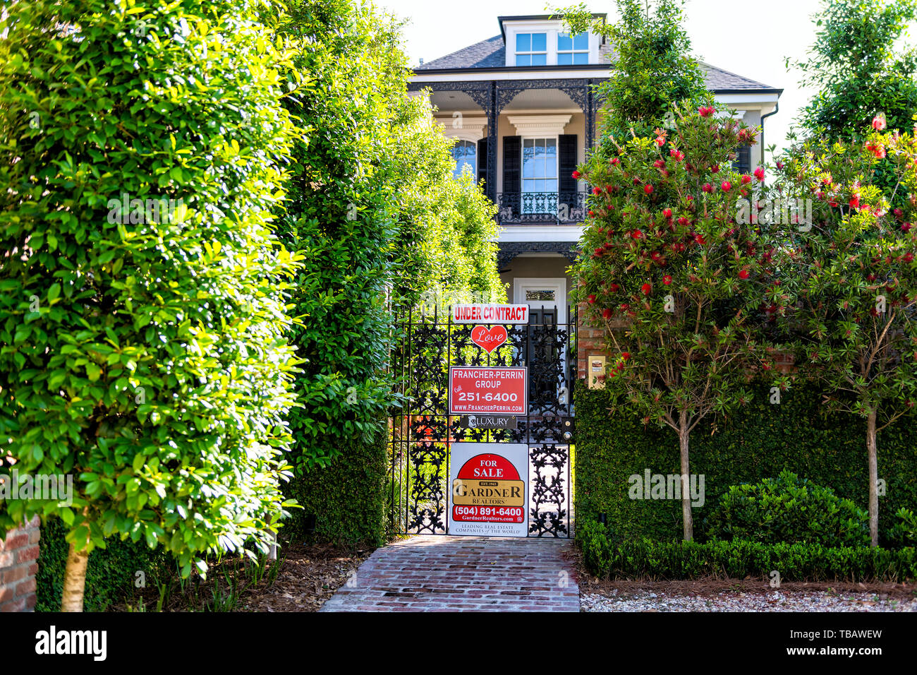 New Orleans, USA - 23. April 2018: Old Street Historic Garden District in Louisiana berühmte Stadt und unter Vertrag Immobilien Zeichen auf Zaun Tor Stockfoto