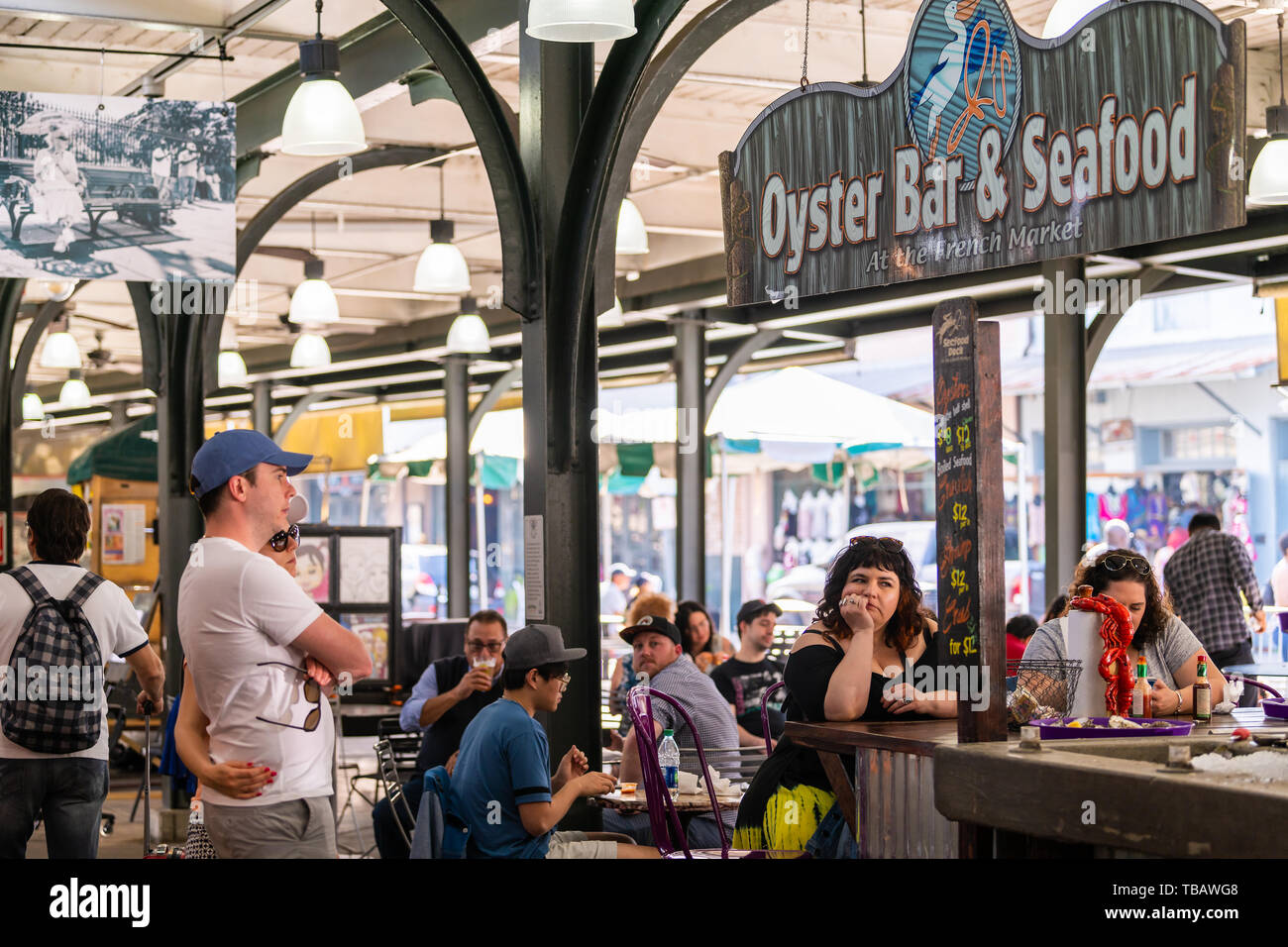 New Orleans, USA - 23. April 2018: Altstadt French Quarter abgedeckt Lebensmittelmarkt in Louisiana berühmte Stadt von Seafood Restaurant Stockfoto