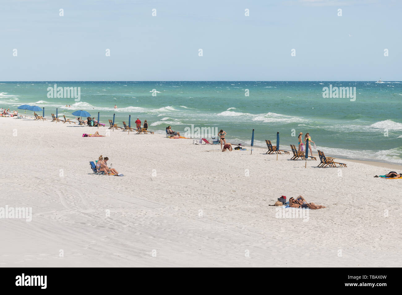 Fort Walton Beach, USA - 24. April 2018: Okaloosa Island in Florida Panhandle, Golf von Mexiko im Sommer, die Küste Personen liegend, sitzend auf Cha Stockfoto