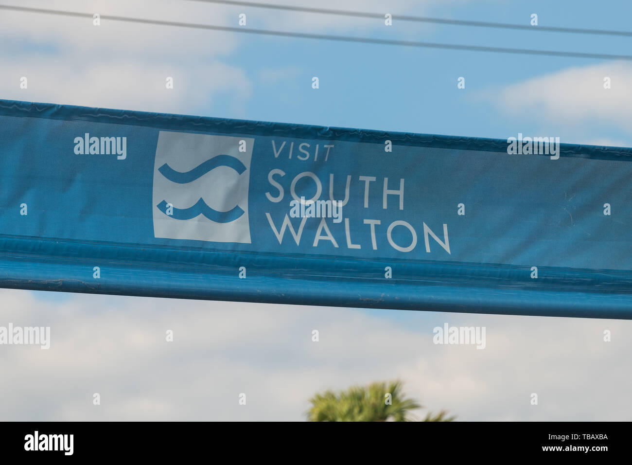 Destin, USA - 24. April 2018: Zeichen für Besuchen Sie South Walton County in Florida Panhandle, die Förderung des Tourismus im Sommer Stockfoto
