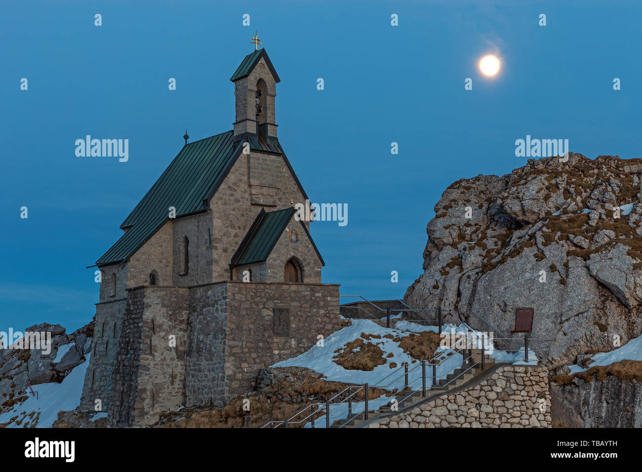 Kleine Kapelle auf dem Gipfel des Wendelstein, Bayern, Deutschland, bei Vollmond Stockfoto