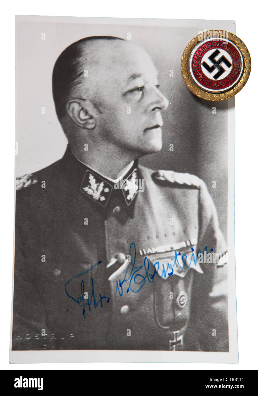 Die John PEPERA SAMMLUNG, SS-Obergruppenführer und General der Waffen-SS und der Polizei Friedrich Karl Freiherr von Eberstein - eine Goldene Partei Abzeichen der NSDAP in 30 mm, leicht abgenutzt, vergoldeten Tombak mit beschädigten inset Versilbert emailliert Partei Abzeichen. Partei die Nummer "15067" auf leicht abgenutzt rückwärts mit Stempel eingeprägt 'GES. GESCH." über der horizontalen Stift auf der Befestigungsplatte gestempelt "ESCHLER & SOHN MÜNCHEN 9' über Entlüftungsbohrung. Reproduziert Foto mit original Tinte Signatur. Friedrich Karl Freiherr von Eberstein (14. Januar 1894 in Halle an der Saale - 10. Februar 1979 in Tegernsee), Editorial-Use - Nur Stockfoto