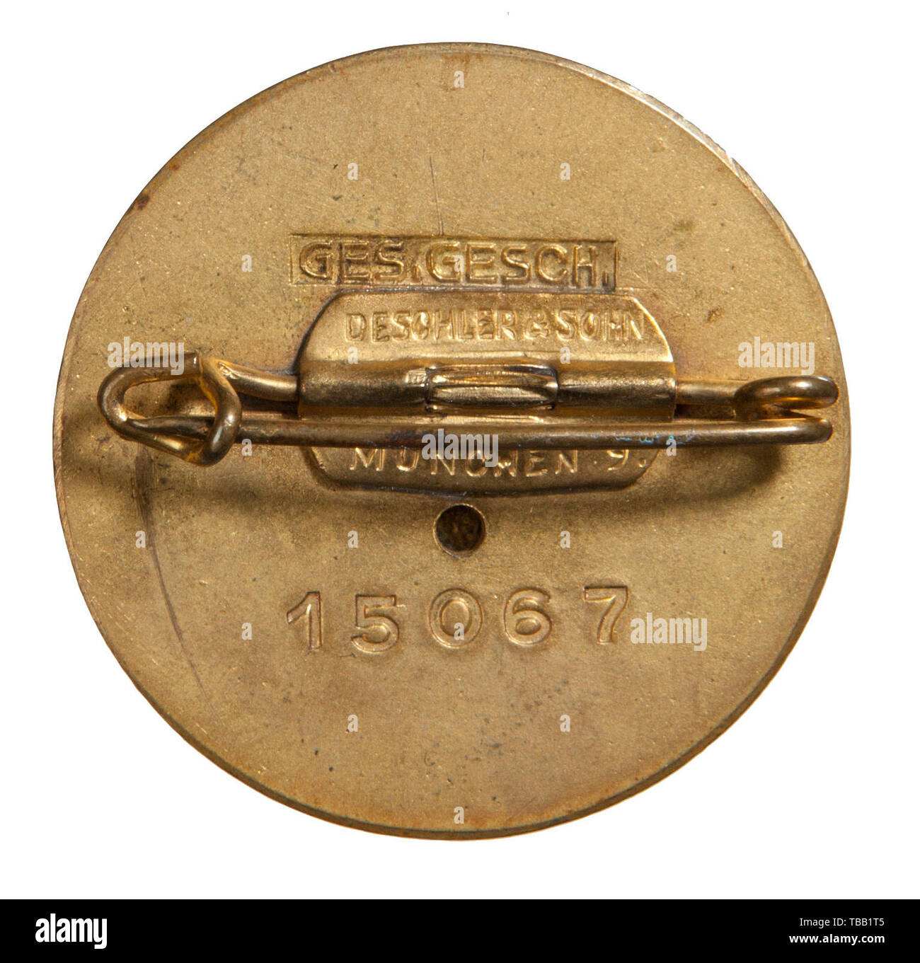 Die John PEPERA SAMMLUNG, SS-Obergruppenführer und General der Waffen-SS und der Polizei Friedrich Karl Freiherr von Eberstein - eine Goldene Partei Abzeichen der NSDAP in 30 mm, leicht abgenutzt, vergoldeten Tombak mit beschädigten inset Versilbert emailliert Partei Abzeichen. Partei die Nummer "15067" auf leicht abgenutzt rückwärts mit Stempel eingeprägt 'GES. GESCH." über der horizontalen Stift auf der Befestigungsplatte gestempelt "ESCHLER & SOHN MÜNCHEN 9' über Entlüftungsbohrung. Reproduziert Foto mit original Tinte Signatur. Friedrich Karl Freiherr von Eberstein (14. Januar 1894 in Halle an der Saale - 10. Februar 1979 in Tegernsee), Editorial-Use - Nur Stockfoto