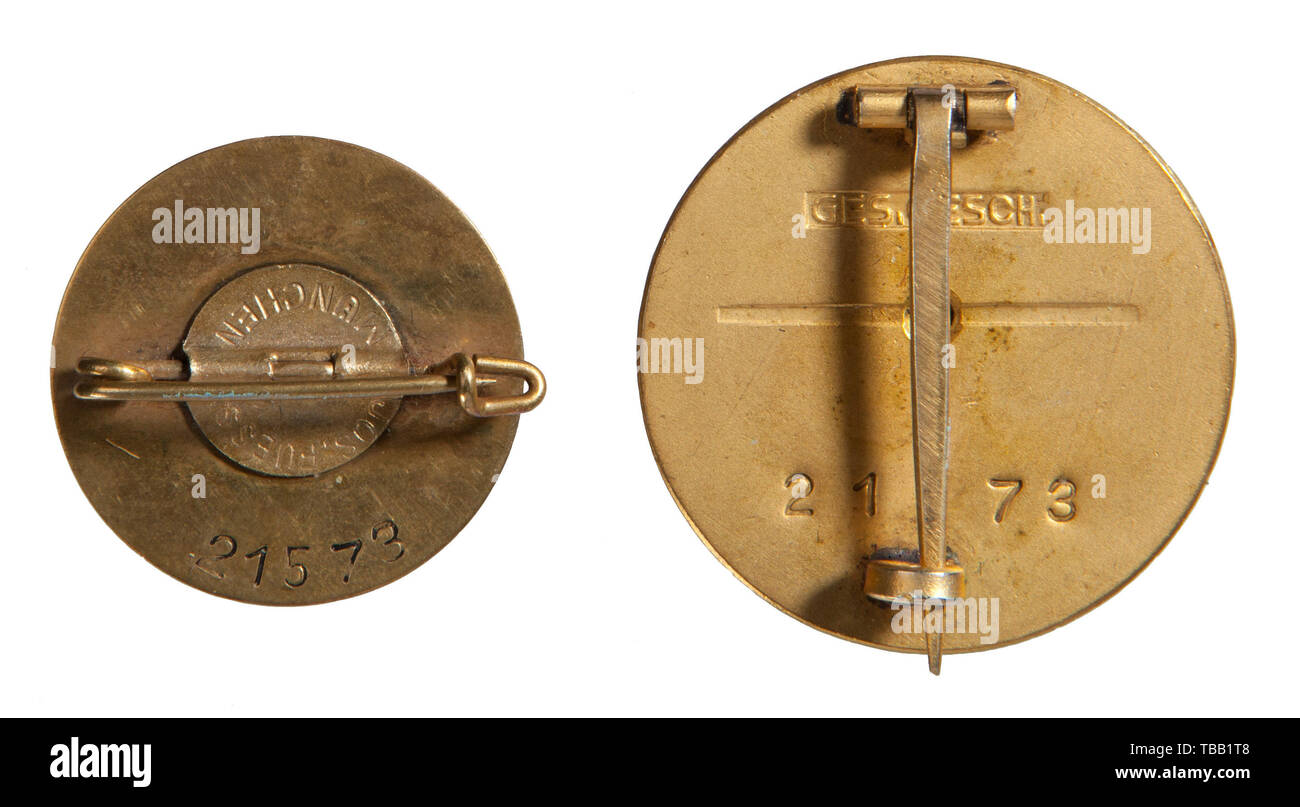 Die John PEPERA SAMMLUNG, SS-Obergruppenführer August Heissmeyer - ein übereinstimmendes Paar der Goldenen Partei Abzeichen der NSDAP, Deschler produziert 30 mm vergoldete Tombak mit Einfügung Versilbert emailliert Partei Abzeichen. Partei die Nummer "21573" auf der Rückseite mit vertikalen Pin. Gestempelt incuse' GES. GESCH." über Kanal- und Entlüftungsöffnung. 24 mm der gleichen Bau, den Zustand und die entsprechende Nummer auf der Rückseite mit horizontalen Stift. Anhang Typenschild 'Jos. Fuess München'. August Heissmeyer (oder Heißmeyer - 11 Januar 1897 in Gellersen - 16 Januar 1979 in Schwäbisch Hall), war einer der führenden Memb, Editorial-Use - Nur Stockfoto