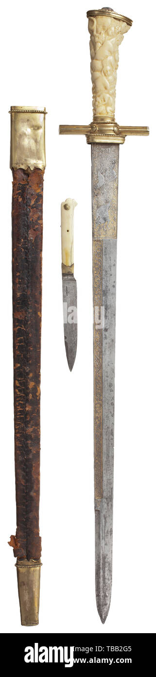 Einem Süddeutschen barocke Jagd Bügel, 17./18. Jahrhundert hochwertige Klinge mit Zweischneidiges point und fullers auf beiden Seiten. Reich mit springenden Hirsch und scrollen Blätter auf einem vergoldeten Base geätzt. Die fullered Zurück auch mit vergoldeten Blättern Blättern geätzt. Reich profilierte quillons aus vergoldetem Messing mit Regen Mantel. Das Elfenbein Griff ausgiebig geschnitzt mit Figuren im Stil von Michael Maucher. Die Vorderseite zeigt einen Mann in Mortal Combat mit einem Löwen, unter Hunde kämpfen mit Hirsche. Vergoldeten Knauf Kappe mit einem Band Achat cabochon eingestellt. S Leder, Additional-Rights - Clearance-Info - Not-Available Stockfoto