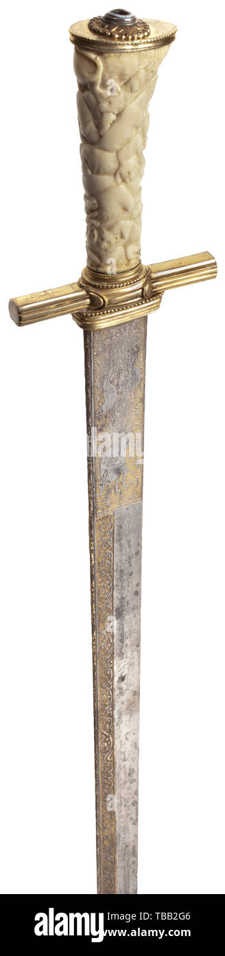 Einem Süddeutschen barocke Jagd Bügel, 17./18. Jahrhundert hochwertige Klinge mit Zweischneidiges point und fullers auf beiden Seiten. Reich mit springenden Hirsch und scrollen Blätter auf einem vergoldeten Base geätzt. Die fullered Zurück auch mit vergoldeten Blättern Blättern geätzt. Reich profilierte quillons aus vergoldetem Messing mit Regen Mantel. Das Elfenbein Griff ausgiebig geschnitzt mit Figuren im Stil von Michael Maucher. Die Vorderseite zeigt einen Mann in Mortal Combat mit einem Löwen, unter Hunde kämpfen mit Hirsche. Vergoldeten Knauf Kappe mit einem Band Achat cabochon eingestellt. S Leder, Additional-Rights - Clearance-Info - Not-Available Stockfoto