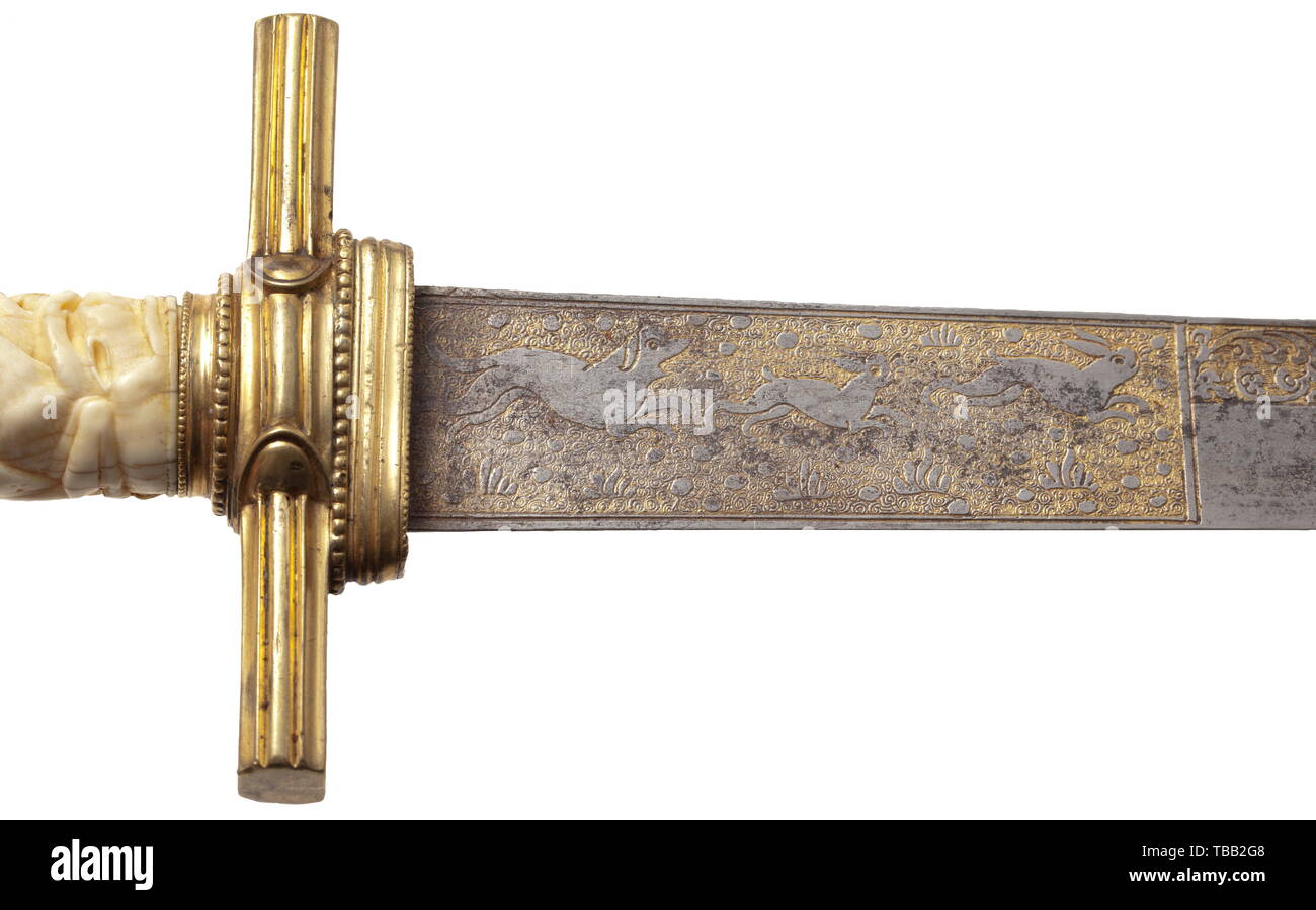 Einem Süddeutschen barocke Jagd Bügel, 17./18. Jahrhundert hochwertige Klinge mit Zweischneidiges point und fullers auf beiden Seiten. Reich mit springenden Hirsch und scrollen Blätter auf einem vergoldeten Base geätzt. Die fullered Zurück auch mit vergoldeten Blättern Blättern geätzt. Reich profilierte quillons aus vergoldetem Messing mit Regen Mantel. Das Elfenbein Griff ausgiebig geschnitzt mit Figuren im Stil von Michael Maucher. Die Vorderseite zeigt einen Mann in Mortal Combat mit einem Löwen, unter Hunde kämpfen mit Hirsche. Vergoldeten Knauf Kappe mit einem Band Achat cabochon eingestellt. S Leder, Additional-Rights - Clearance-Info - Not-Available Stockfoto