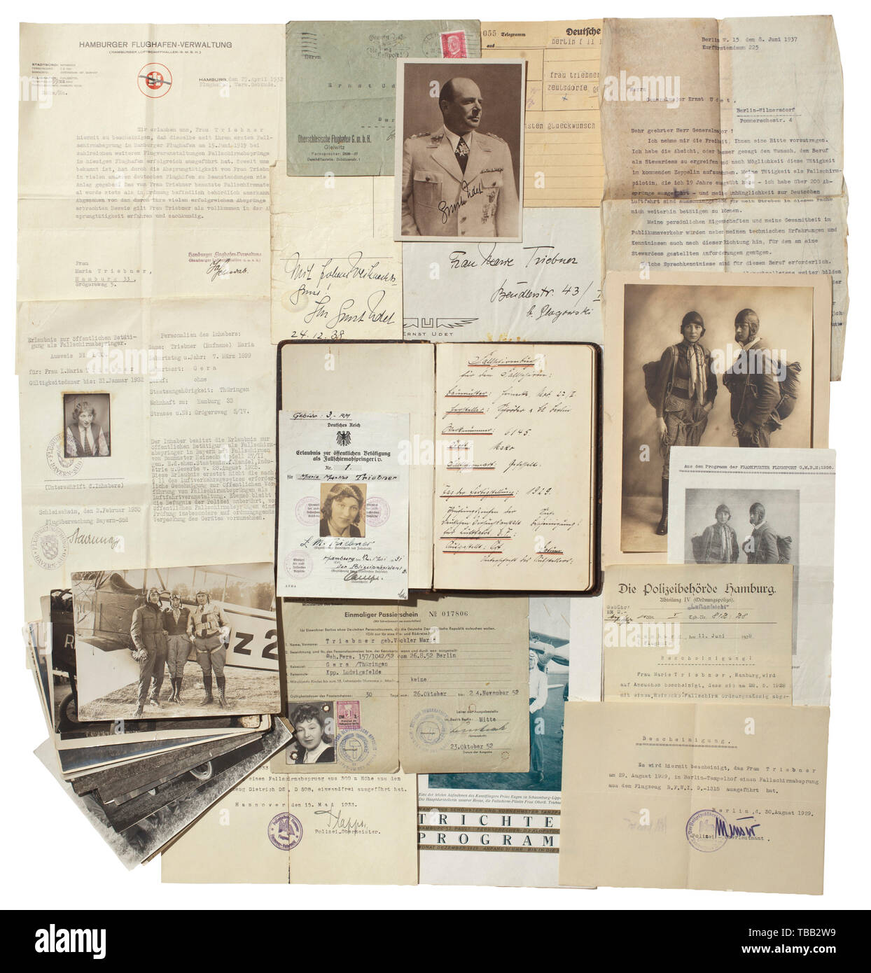 Die Immobilien der ersten weiblichen Deutschen Fallschirmspringer - Marie Triebner mit umfangreichem Fotomaterial, Ausweise und Dokumente. Marie und ihr Mann Werner Triebner enge Freunde waren der Stunt Pilot Ernst Udet und in den 1920er und 30er Jahren ein bekannter Fallschirmspringer Paar. Dokumente von 1919 bis 1952, darunter "Lizenz für den öffentlichen Betrieb als weibliche fallschirmspringer Nr. 1', vom Hamburg 1931. Bayern, Lizenz für öffentliche Arbeiten wie weibliche fallschirmspringer Nr. 1/30, vom 20. Jahrhundert, München 1930 Editorial-Use - Nur Stockfoto