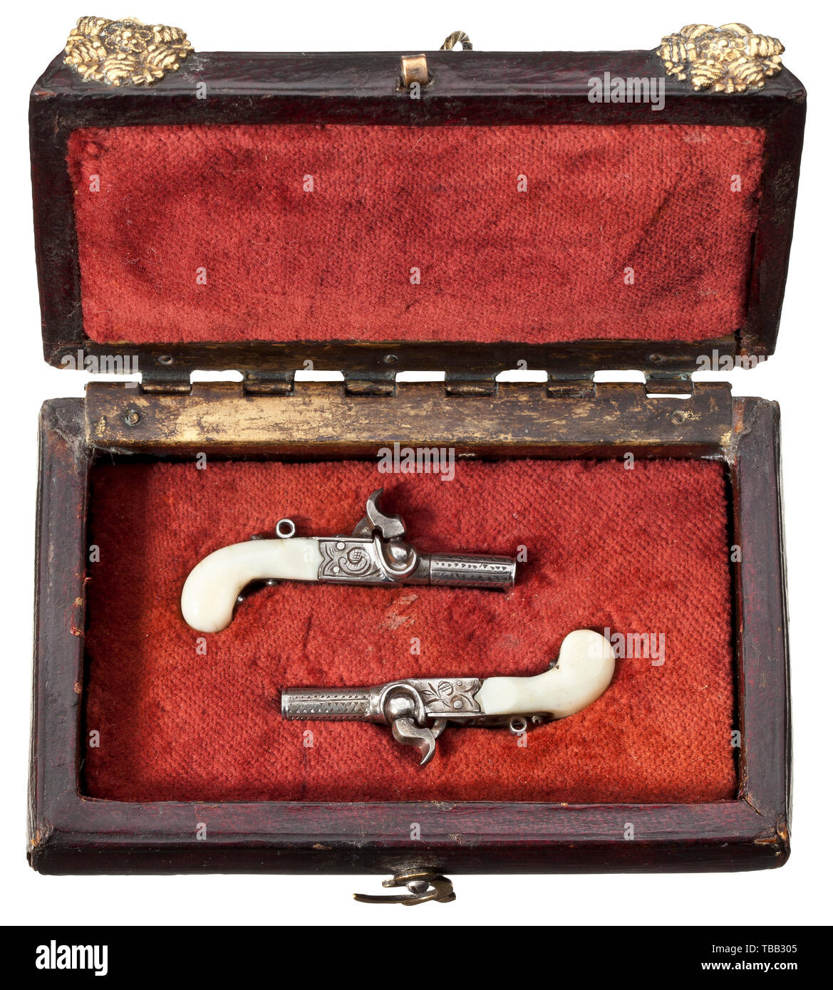 Ein paar französische Miniatur pocket Pistols in einem Fall, der zweiten Hälfte des 19. Jahrhunderts Runde cam-Fässer mit fein gepunktete Dekoration. Graviert Frames mit voll funktionierenden Hämmer und Falten auslöst. Jede tang ausgestattet mit einer kleinen Öse. Griffe aus poliertem Shell. Länge 4,5 cm. In lederbezogenen Holzkoffer auf vier Messing Kugel Füße. Klappdeckel mit klappbaren Tragering und Messing relief Dekoration befestigt wird. Auf der Vorderseite schließen Haken. Abmessungen 10,5 x 6,5 x 5,5 cm. historischen, geschichtlichen, Miniaturen, Miniatur, klein, Mini, 19. Jahrhundert, Additional-Rights - Clearance-Info - Not-Available Stockfoto