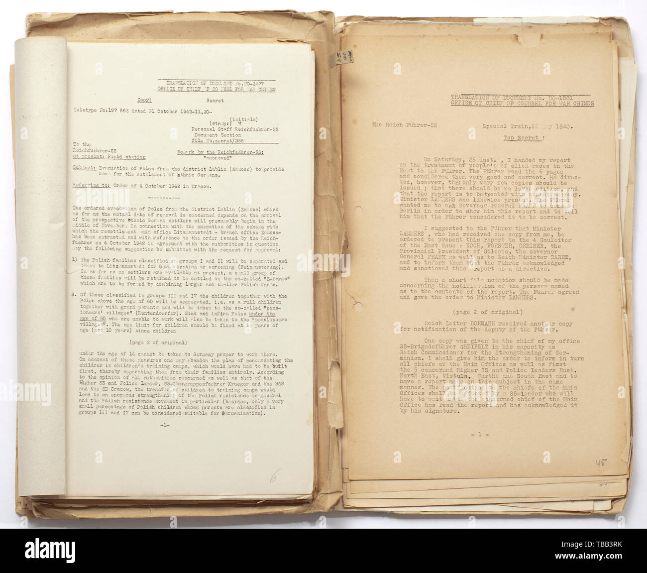 Lebensborn e. V. - 37 Dateien der Nürnberger Prozesse Dokument Ordner mit Abdeckungen aus Pappe mit jeweils zwischen ca. 15 und 200 maschinengeschriebene Seiten in Englisch, Stanzen, mit handschriftlicher Nummerierung an. Großformat-Lebensborn Organigramm, Verhör Protokolle und 12 US-Fotos von den Prüfungen, die in einem zeitgenössischen Fall. In unberührter ursprünglicher Zustand, Zeichen des Alters, Schäden an Orten. Enthalten ist eine organisatorische Struktur des Reiches Kommissariat für die Stärkung der deutschen Nation (RKFDV) unter SS-Obergruppenführer Ulrich Greifelt (File No. VII/2-A), so ist der CVs-, Editorial-Use - Nur Stockfoto