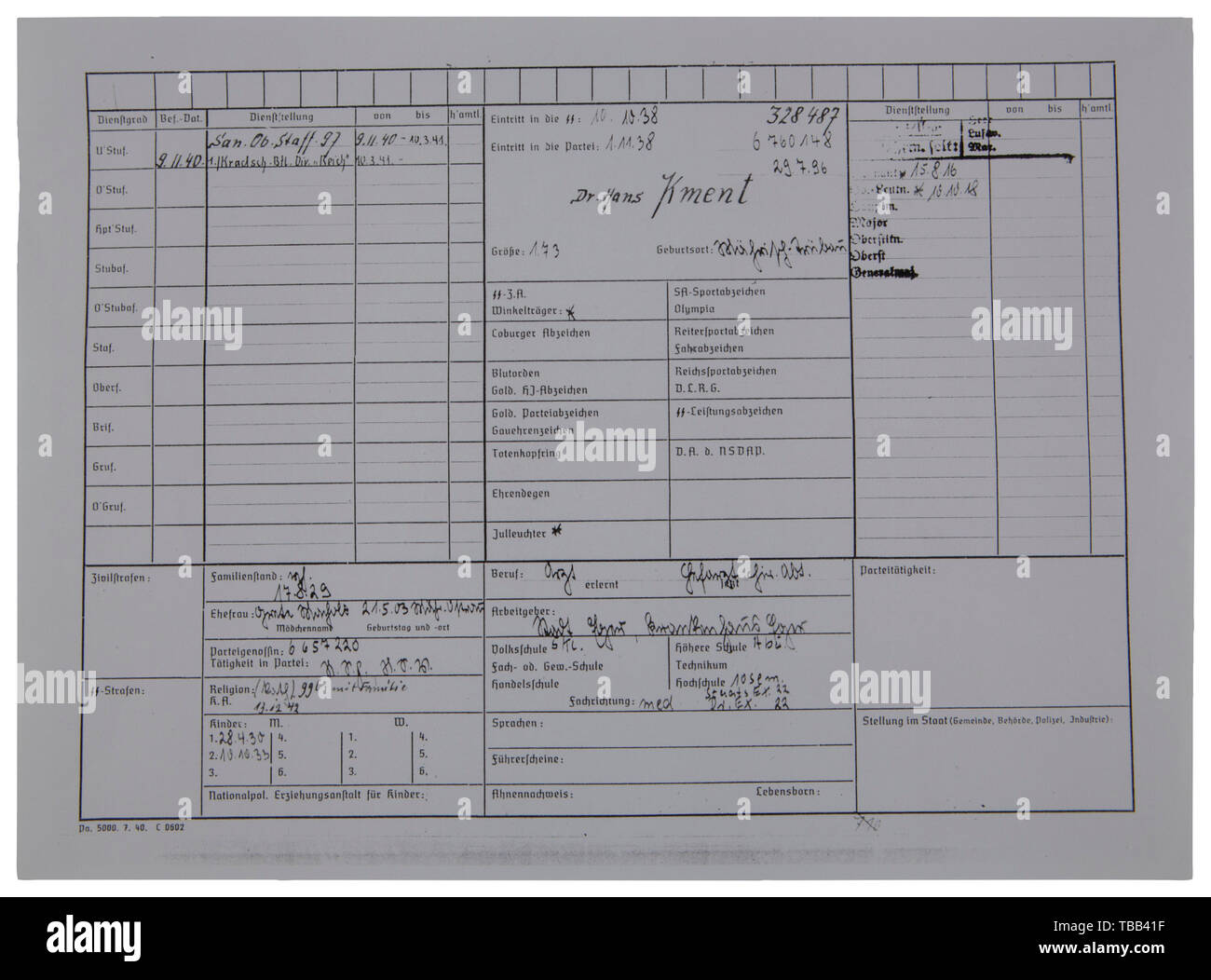 Ein SS-Ehren ring Dokument Typ III, Hand - von Reichsführer SS Heinrich Himmler unterzeichnete, 15. Januar 1944 verliehen, ist S-Untersturmführer Dr. Hans Kment, SS-Nr. 328 487, 97.SS-Standarte". Größe 30 x 21 cm. Cremefarbenen Papier, mehrere feine Falten. Dr. Hans Kment war ein Arzt mit WW ich Erfahrung als Oberleutnant und kämpfte in der Kradschützen Regiment von 'Das Reich' während WW II. USA - Los, Seite 5 Siehe. historischen, historische, 20. Jahrhundert, 1930S, 1940s, Waffen-SS, bewaffneten Division der SS, bewaffneten Service, Streitkräfte, NS, Nationalsozialismus, Nationalsozialismus, Drittes Reich, Deutsche Reich, Ger, Editorial-Use - Nur Stockfoto
