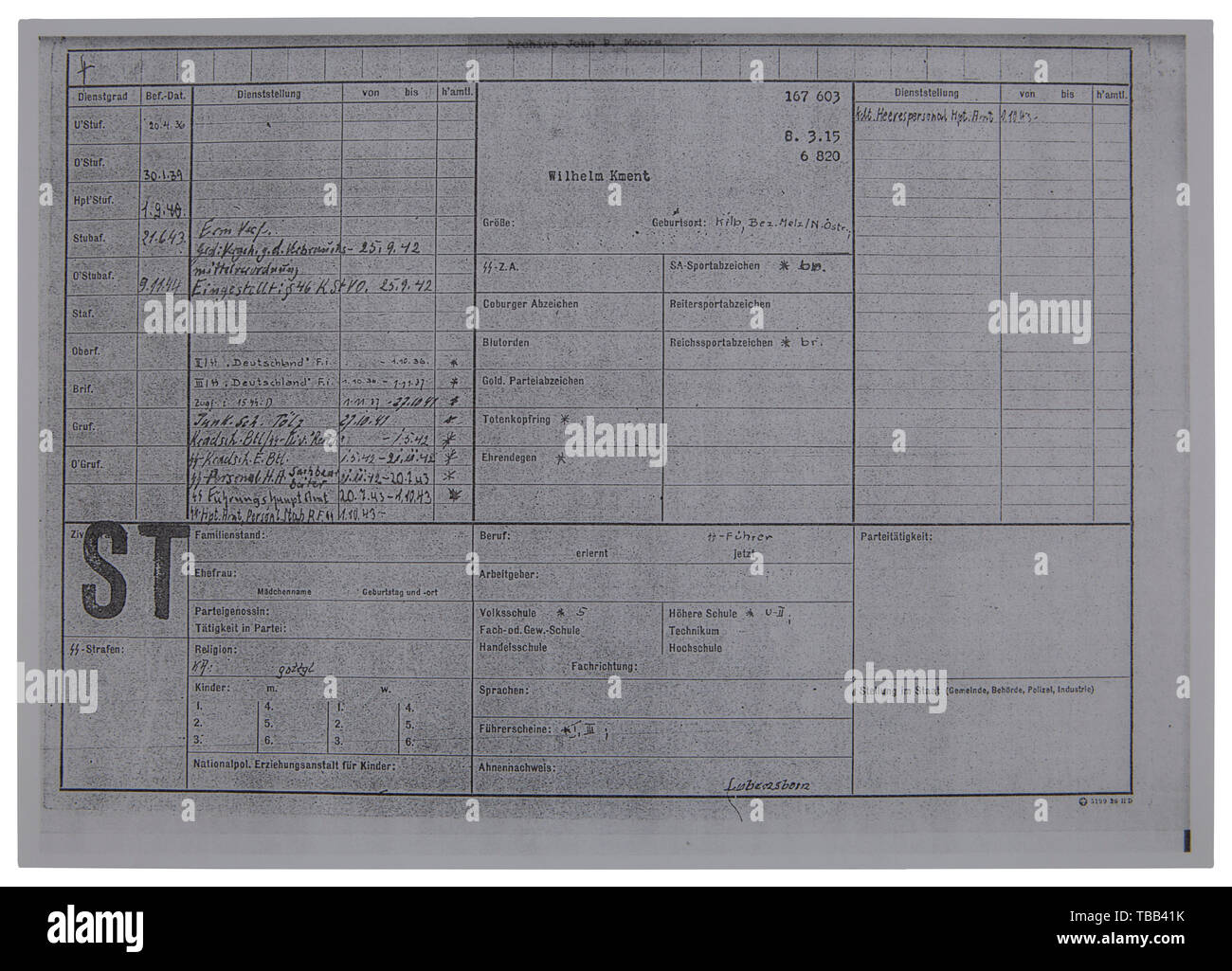 Ein SS-Ehren ring Dokument Typ III, Hand - von Reichsführer SS Heinrich Himmler unterzeichnete, 15. Januar 1944 verliehen, ist S-Untersturmführer Dr. Hans Kment, SS-Nr. 328 487, 97.SS-Standarte". Größe 30 x 21 cm. Cremefarbenen Papier, mehrere feine Falten. Dr. Hans Kment war ein Arzt mit WW ich Erfahrung als Oberleutnant und kämpfte in der Kradschützen Regiment von 'Das Reich' während WW II. USA - Los, Seite 5 Siehe. historischen, historische, 20. Jahrhundert, 1930S, 1940s, Waffen-SS, bewaffneten Division der SS, bewaffneten Service, Streitkräfte, NS, Nationalsozialismus, Nationalsozialismus, Drittes Reich, Deutsche Reich, Ger, Editorial-Use - Nur Stockfoto