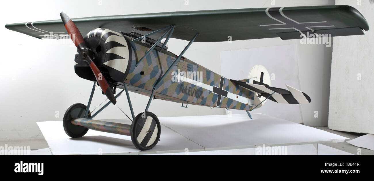 Fokker E-V 157/18 - eine feine Flugmodell, Skala dieses Ersten Weltkrieges Kaiserliche Flying Corps Eindecker, das Holz, mainplanes Rumpf und Leitwerk in den feinen Stoff bedeckt, mit guter Cockpit Detaillierung einschließlich der Pilotensitz, Steuerknüppel, Ruder und gas Pedale, die oberen Rumpf, mit zwei synchronisierten Spandau Maschinengewehr, das Metall Motorhaube verbergen ein Viertakt Benzinmotor fahren zwei - Klinge 61 cm Durchmesser Holz Propeller, Verstrebungen, mit Draht stützen, das Untergestell mit Räder mit Gummibereifung mit Sprach-cds, den hinteren Rumpf mit Leitwerk Ski, Editorial-Use - Nur Stockfoto