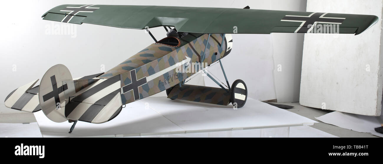 Fokker E-V 157/18 - eine feine Flugmodell, Skala dieses Ersten Weltkrieges Kaiserliche Flying Corps Eindecker, das Holz, mainplanes Rumpf und Leitwerk in den feinen Stoff bedeckt, mit guter Cockpit Detaillierung einschließlich der Pilotensitz, Steuerknüppel, Ruder und gas Pedale, die oberen Rumpf, mit zwei synchronisierten Spandau Maschinengewehr, das Metall Motorhaube verbergen ein Viertakt Benzinmotor fahren zwei - Klinge 61 cm Durchmesser Holz Propeller, Verstrebungen, mit Draht stützen, das Untergestell mit Räder mit Gummibereifung mit Sprach-cds, den hinteren Rumpf mit Leitwerk Ski, Editorial-Use - Nur Stockfoto